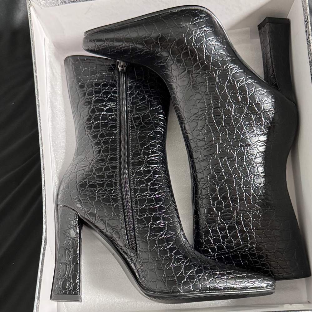 NWT-Elegant Black Pointed Toe Chunky High Heel Ankle Boots Crocodile Printed - Picture 5 of 7